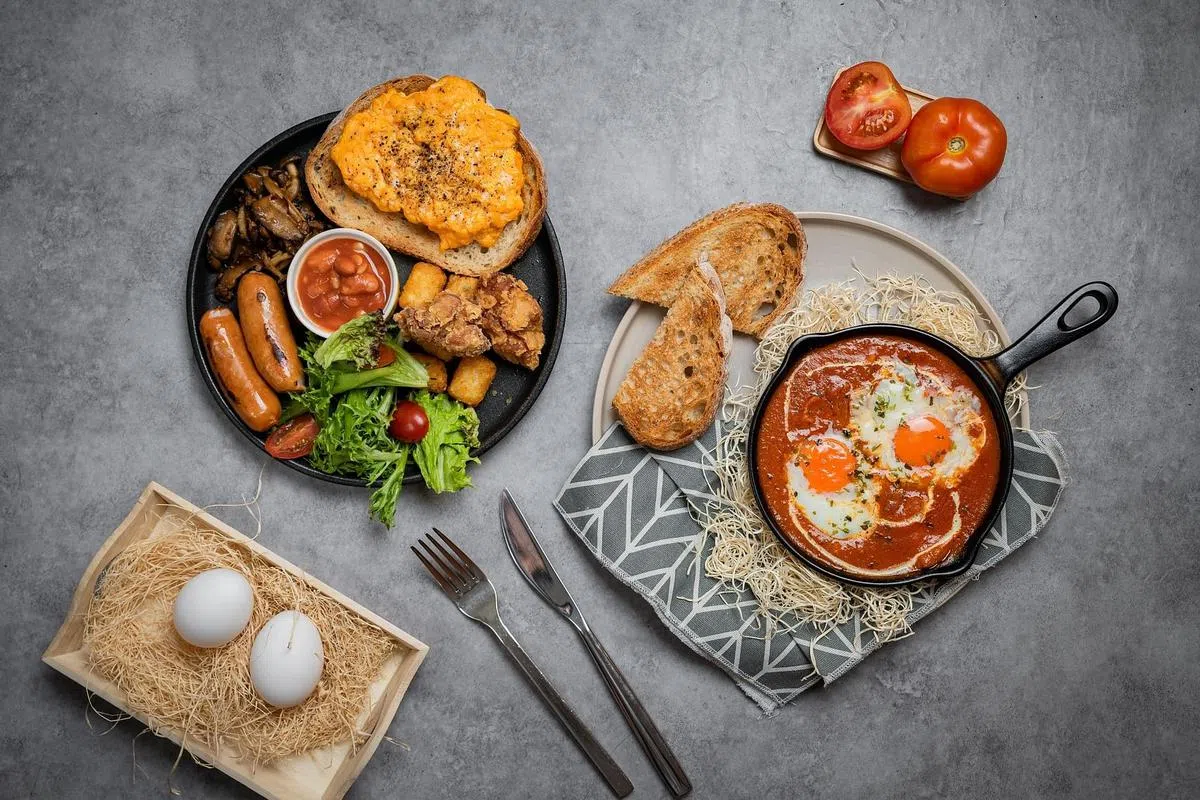 Tamago-EN新推出的地中海晨光（右）与拼盘早餐“Eggcellent Platter”。（餐馆提供照片）