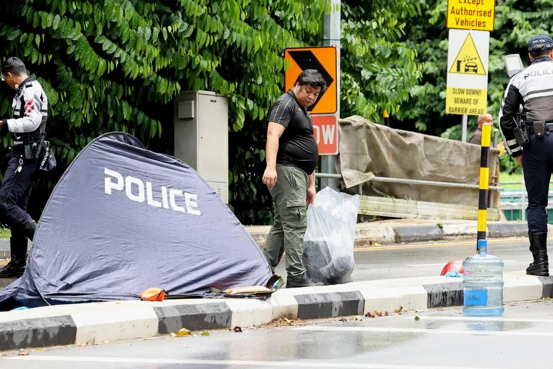 电单车失控冲上反方向车道，骑士命丧当场。（庄耿闻摄）