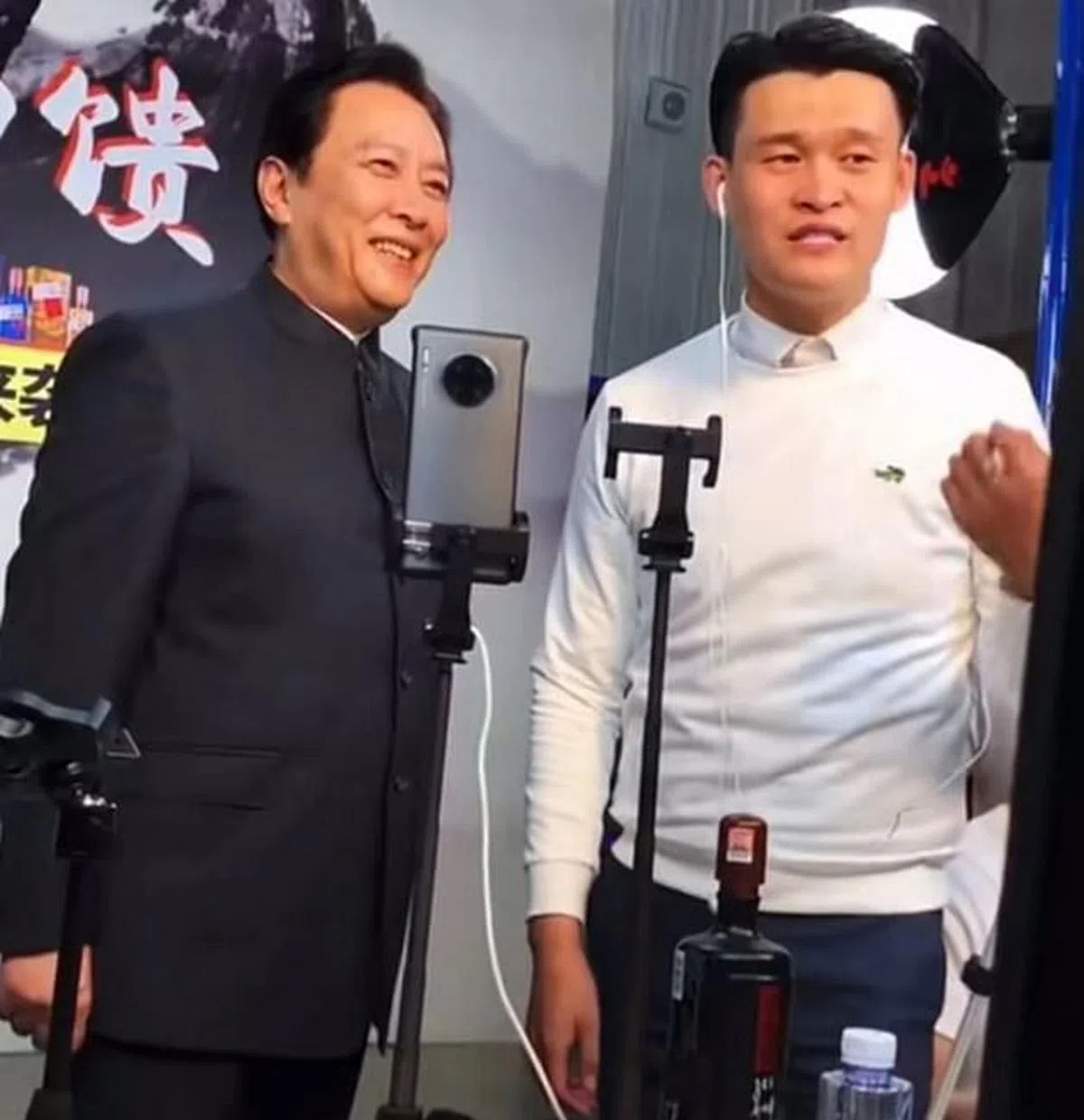 演活毛泽东的唐国强跟赵本山爱徒小沈龙直播卖酒。（视频截图）