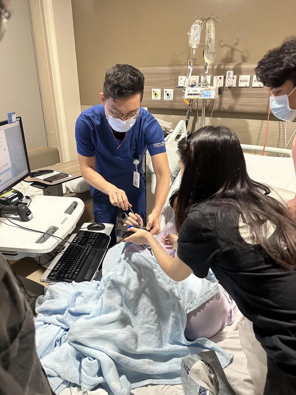 陈迅珲在病床上签下动脑部手术的同意书。（受访者提供）