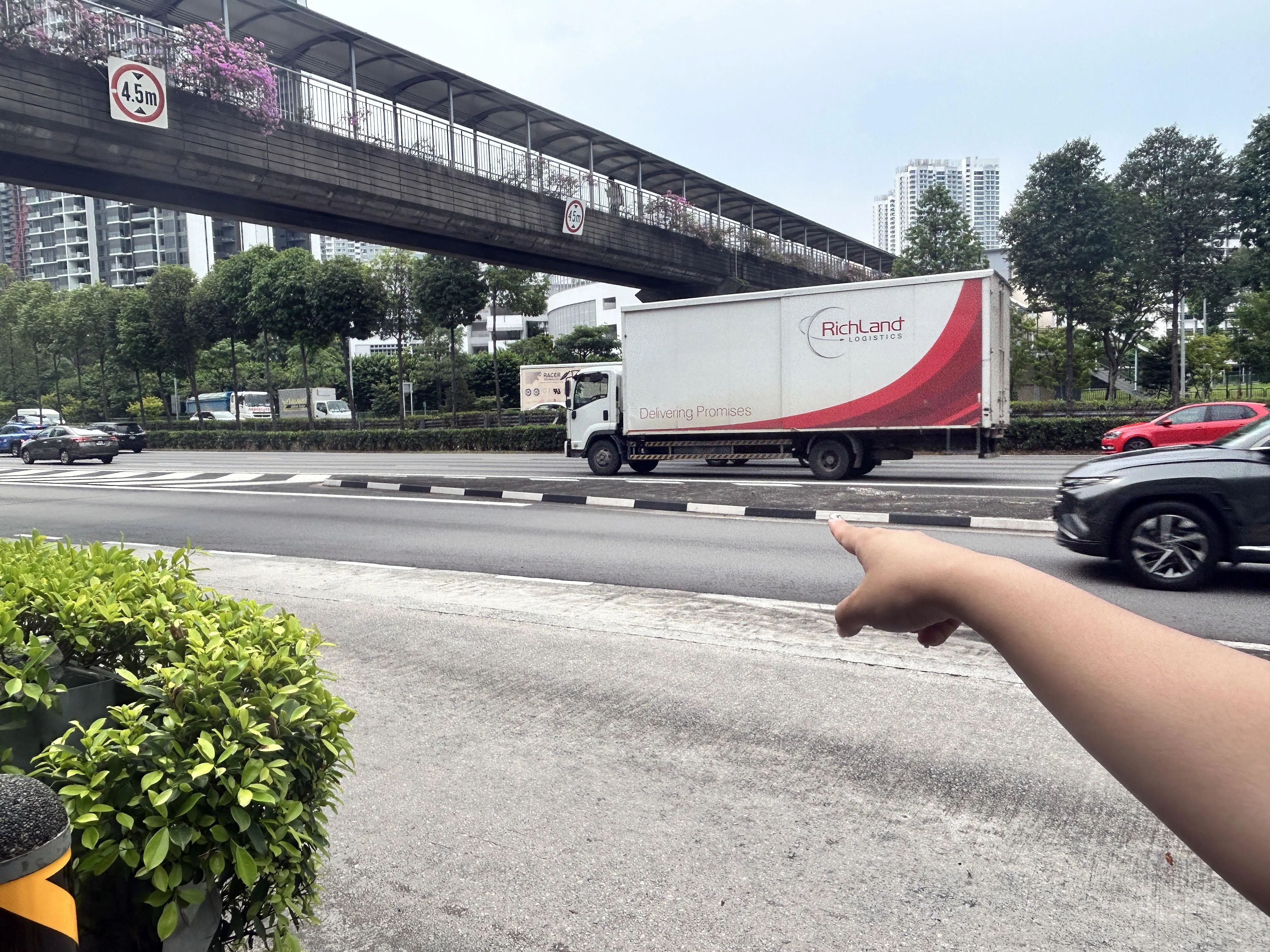 妇女相信是从巴士站出口通往快速公路。（曾美玲摄）