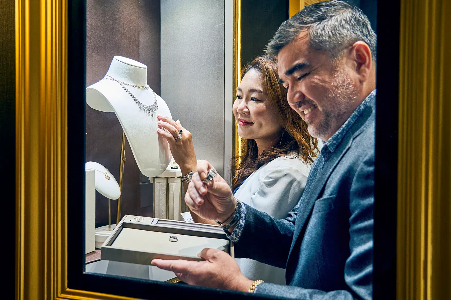 麦克（右）笑说，他以往常向妻子抱怨点算商品耗神耗时，没想到有了新系统，现在所花的时间一半都不到。（图/新报业媒体）