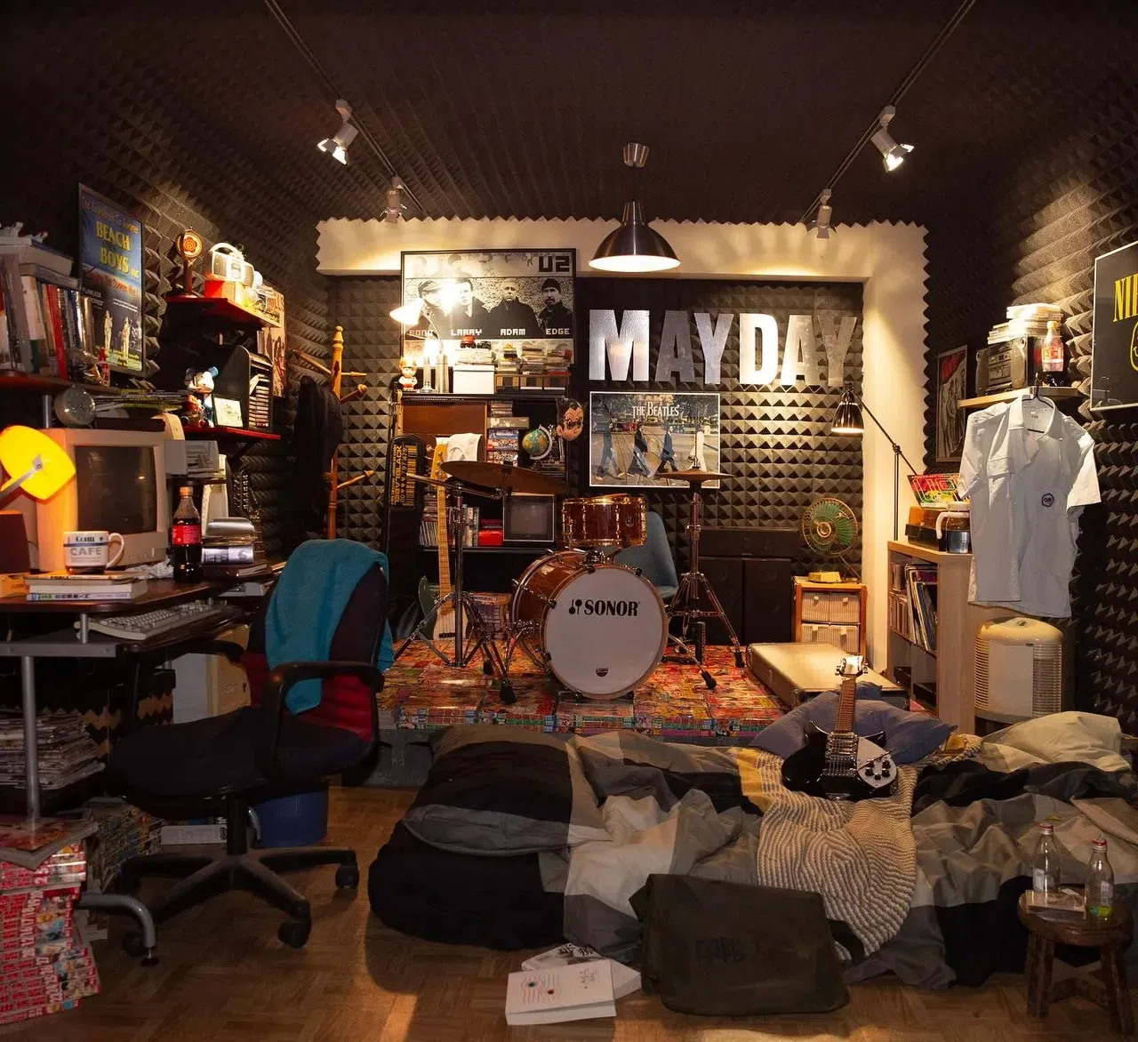 怪兽上载了一张照片，疑似由卧室改成的练团室曝光。（互联网）