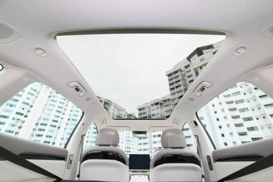 车子配备全景天窗，可通过按键自动开闭遮阳帘。（龙国雄摄）