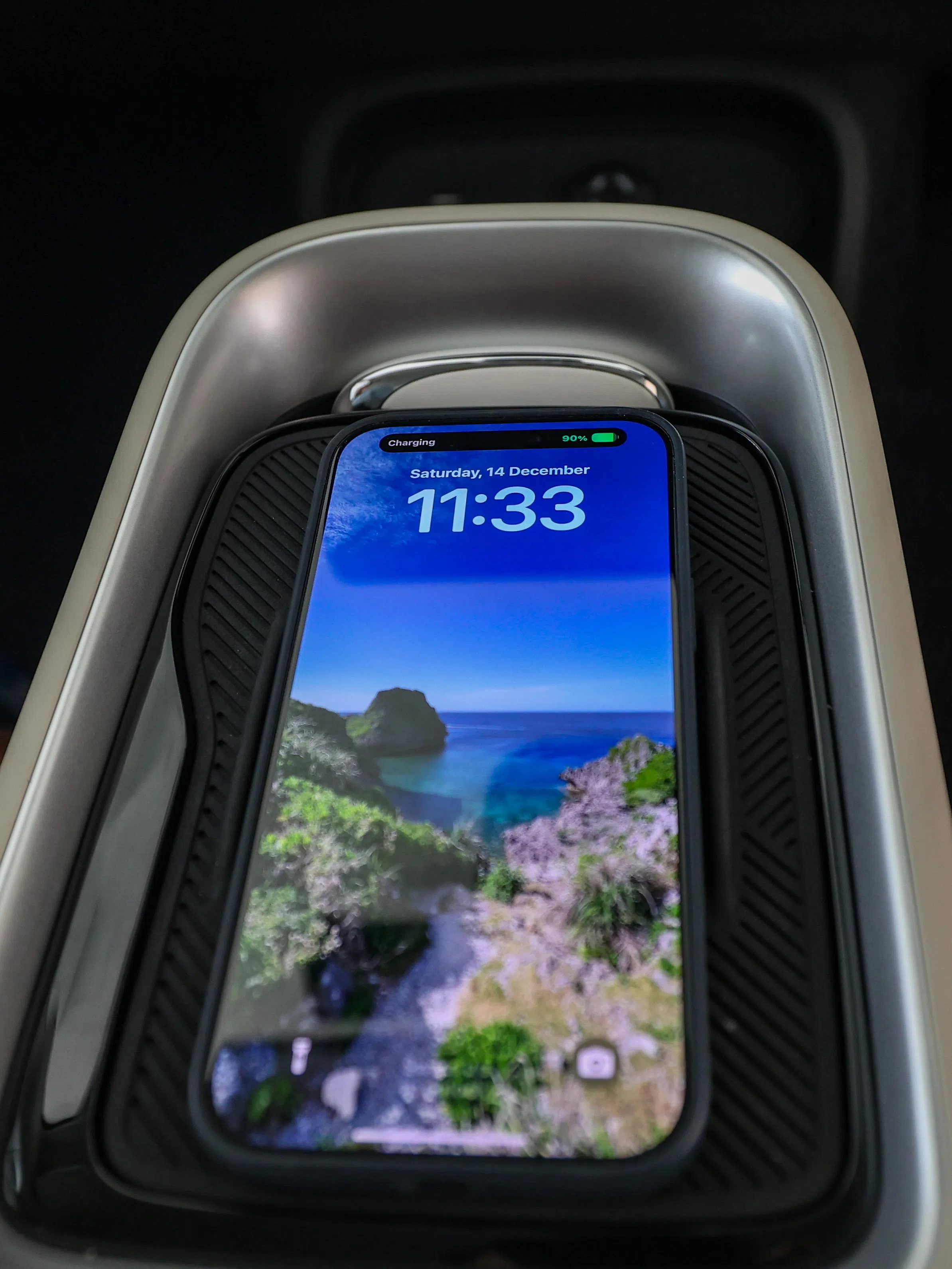 中央扶手前方有一个无线充电槽。（陈斌勤摄）