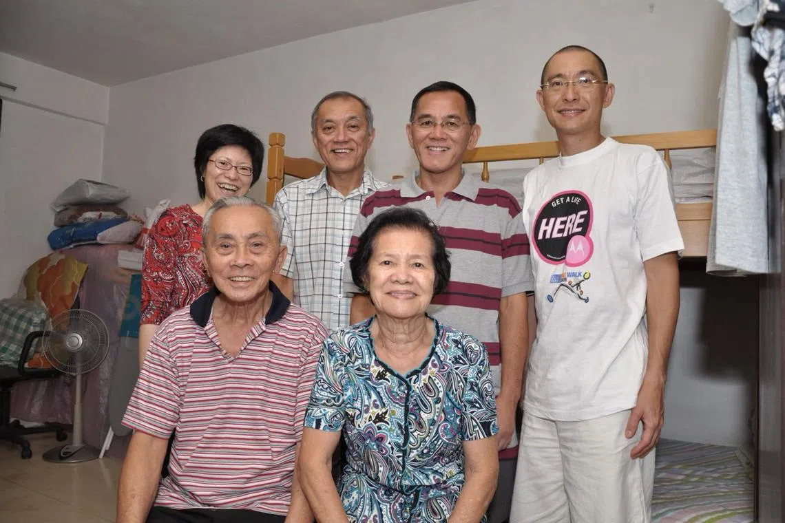 释传圣法师（后排右一）出家前与父母，以及两个哥哥和妹妹的生活照。（受访者提供）