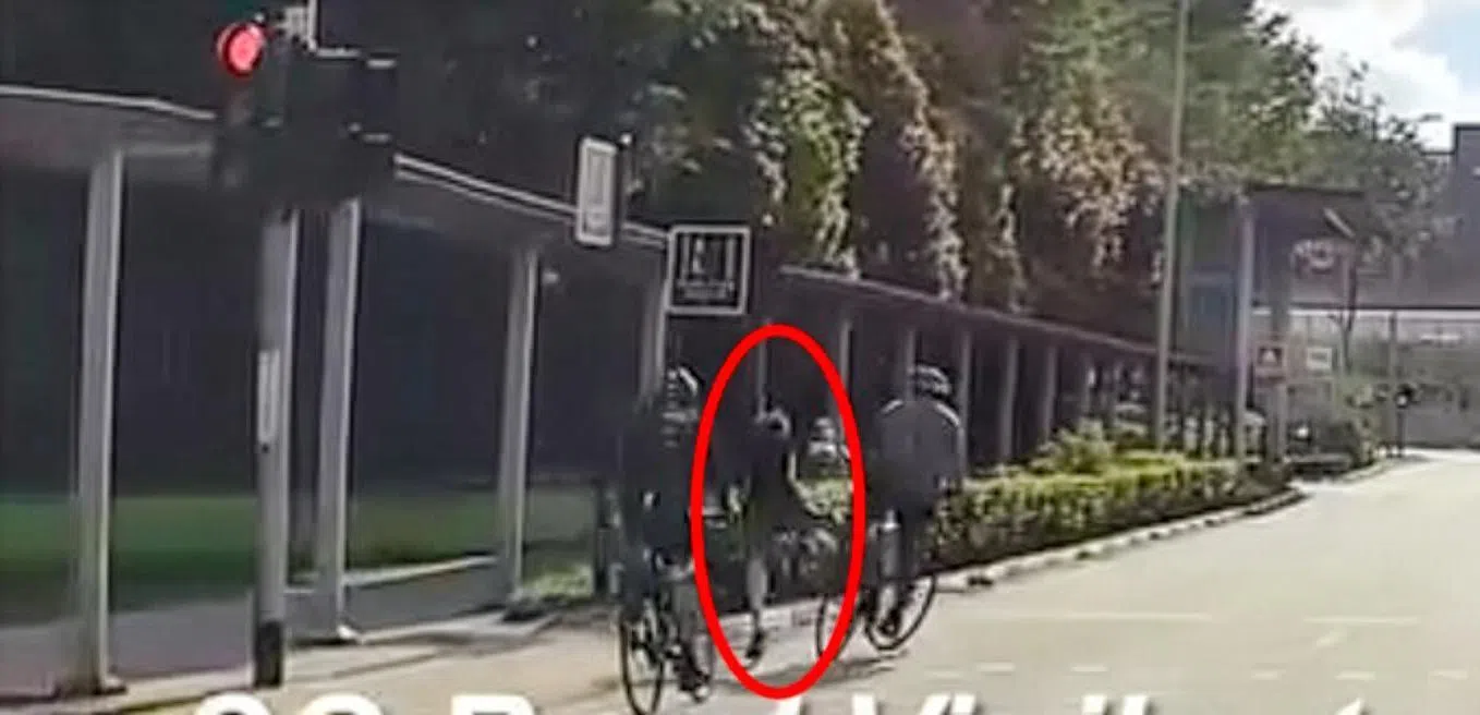 两名被告闯红灯后，接连撞上正在过马路的65岁男子（图中红圈男子）。（取自法庭文件）