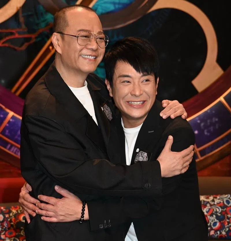 欧阳震华（左）为梁思浩（右）主持的节目担任嘉宾。（互联网）