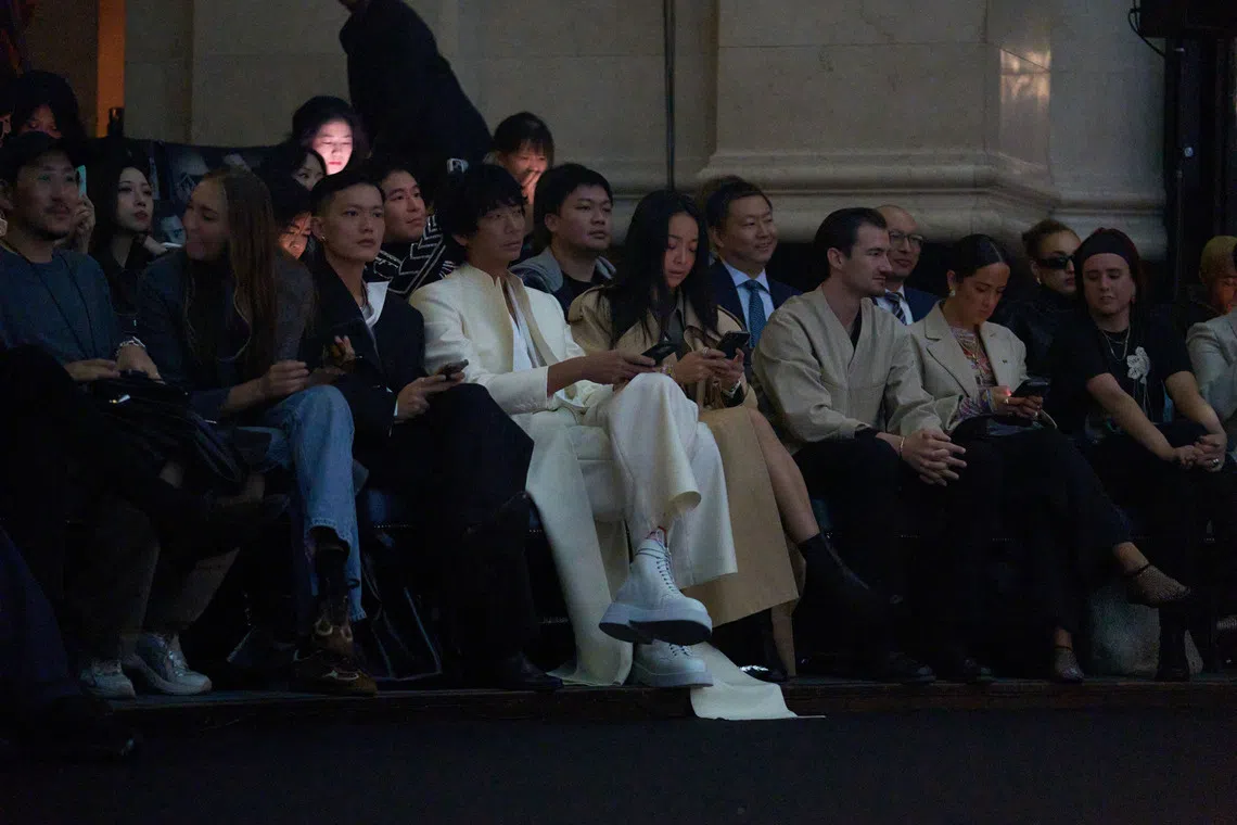 身穿白色西装的苏见信受胡兵之邀出席伦敦时装周。（取自胡兵微博）