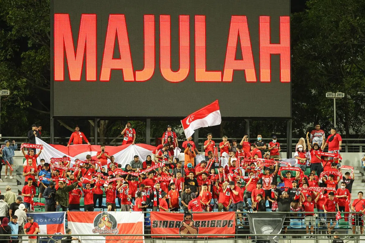 我国球迷为雄狮打气。（李冠卫摄）