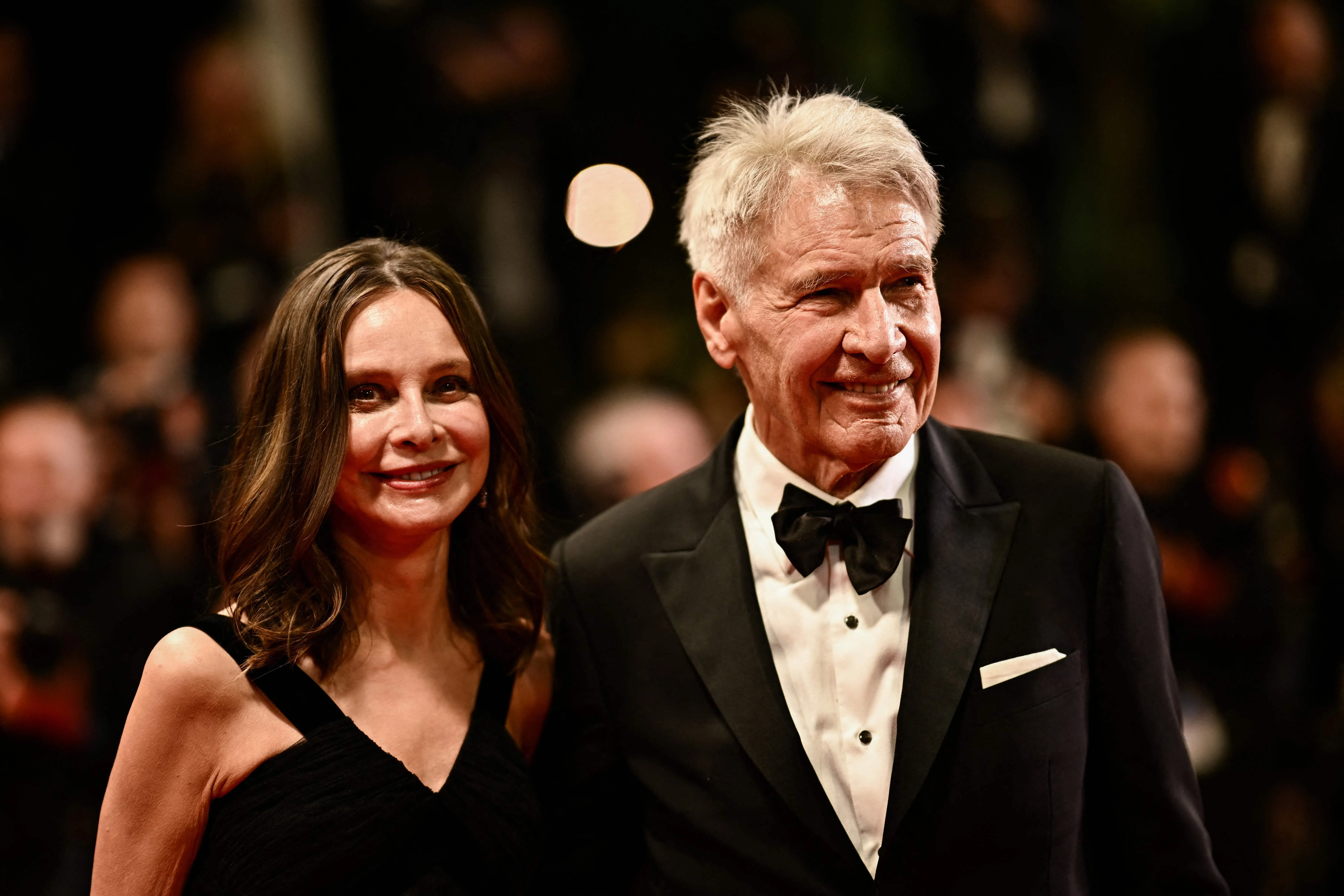 哈里逊福特（右）带着妻子一同出席《印》康城影展首映。（法新社）