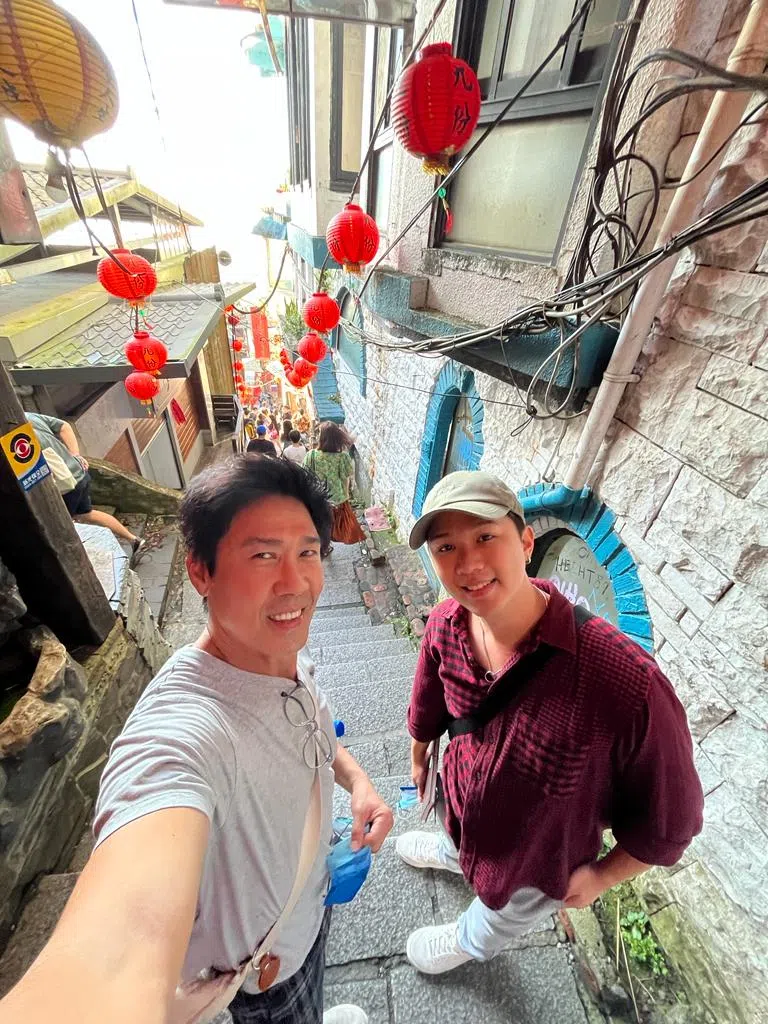 陈之财（左）和儿子陈熙这趟台湾行到九份旧地重游。（陈之财提供）