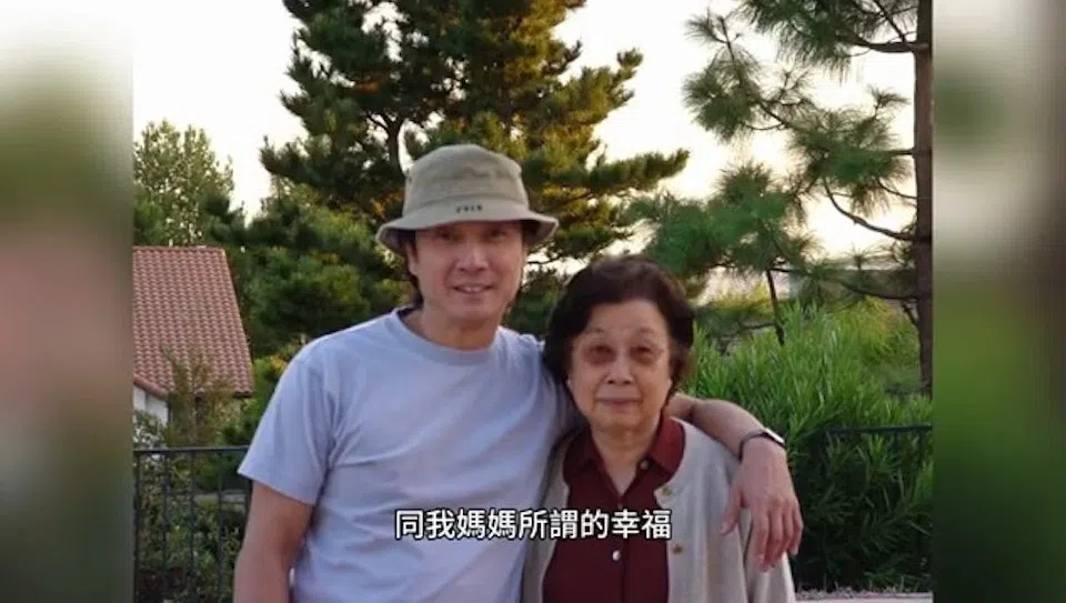 刘松仁（左）后期积极修补母子关系。（视频截图）