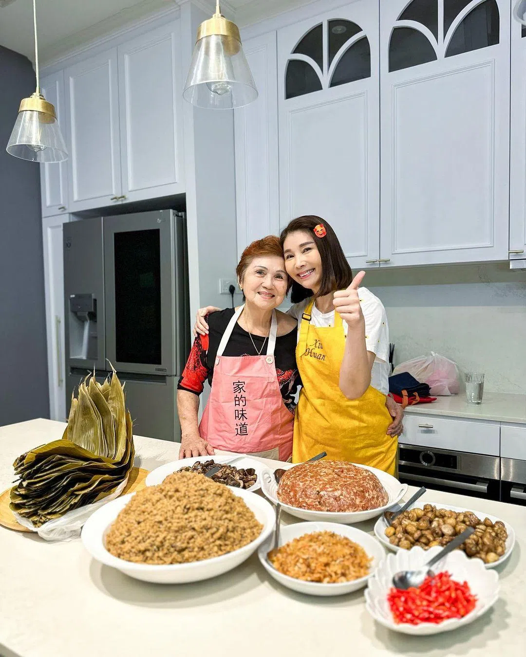 陈秀环和妈妈一起包粽子。（取自艺人IG）