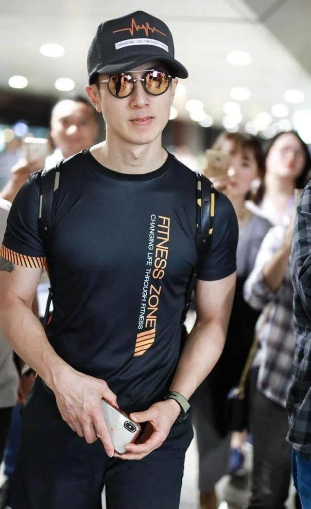 吴尊的穿搭走运动路线，经常戴棒球帽。（互联网）