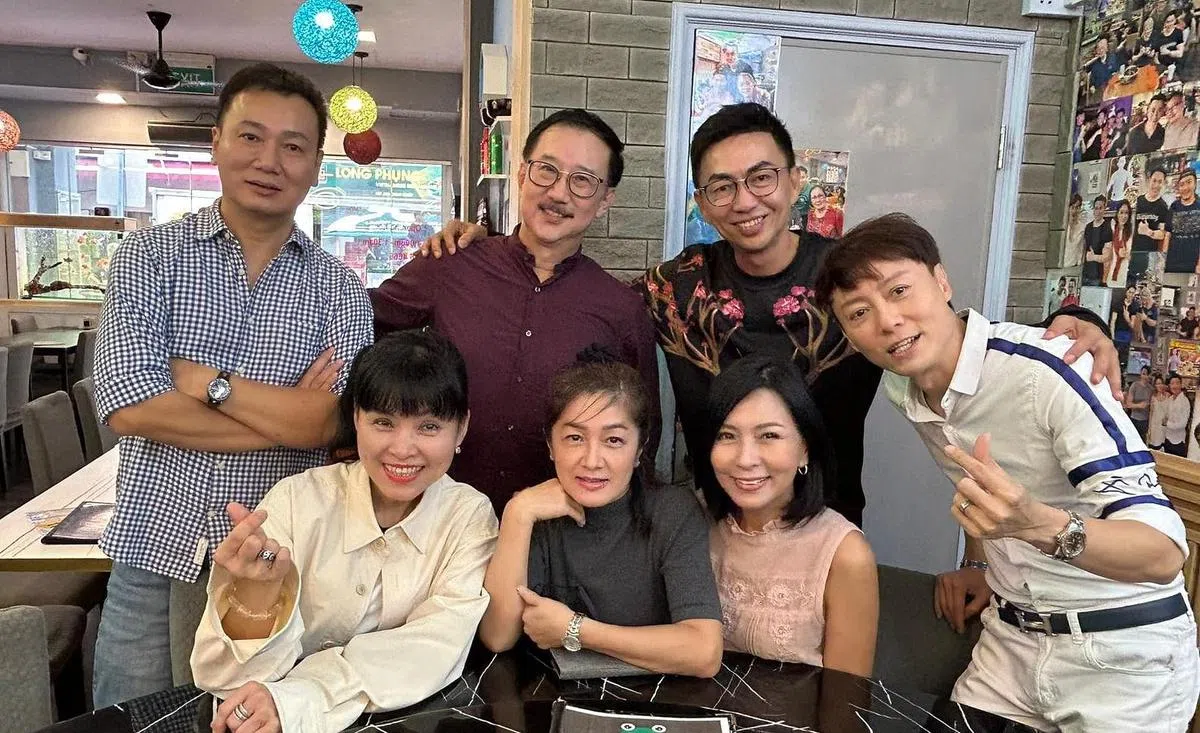 第九期演员训练班的同学黄淑韵（前排左起）、翁瑞云、汤妙玲、李天赐（后排左起）、陈致光、杨光和曹建平在节目中团聚。