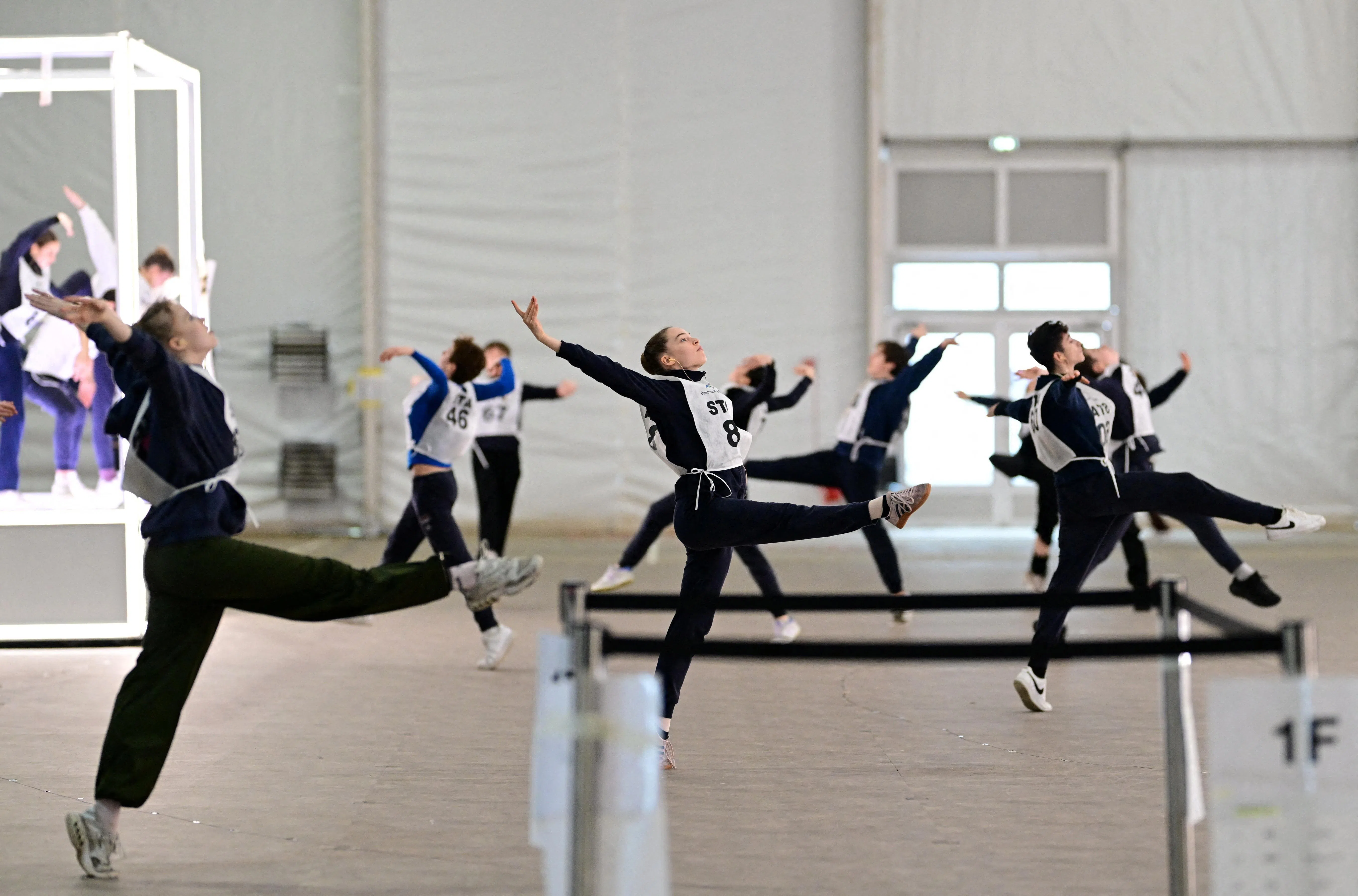 开幕式舞蹈员在圣西罗体育场旁的一个临时设施彩排演出。（路透社）