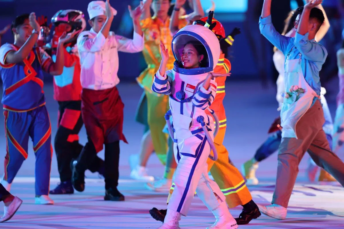 表演者以不同职业的造型出现，跟随“We Are Singapore”（意为我们是新加坡）的旋律舞动，体现不同群体团结一致，共创新加坡的未来。（李天錡摄）