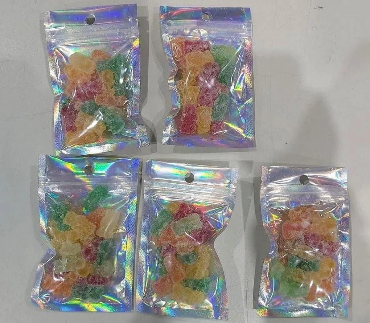 移民局人员在一个邮寄包裹里的五包糖果内，查出疑似含大麻成分，将案件交给肃毒局进一步调查。（中央肃毒局提供）