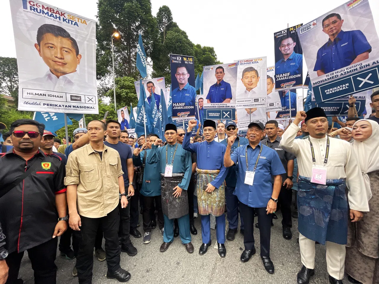 国民联盟主席慕尤丁（右三）到鹅唛陪同国盟候选人步行到提名中心。前排右二为鹅唛斯迪亚候选人莫哈末希尔曼、右四为雪州前大臣及淡江候选人阿兹敏，右五为双溪杜亚候选人莫哈末哈尼夫。（萧郡瑜摄）