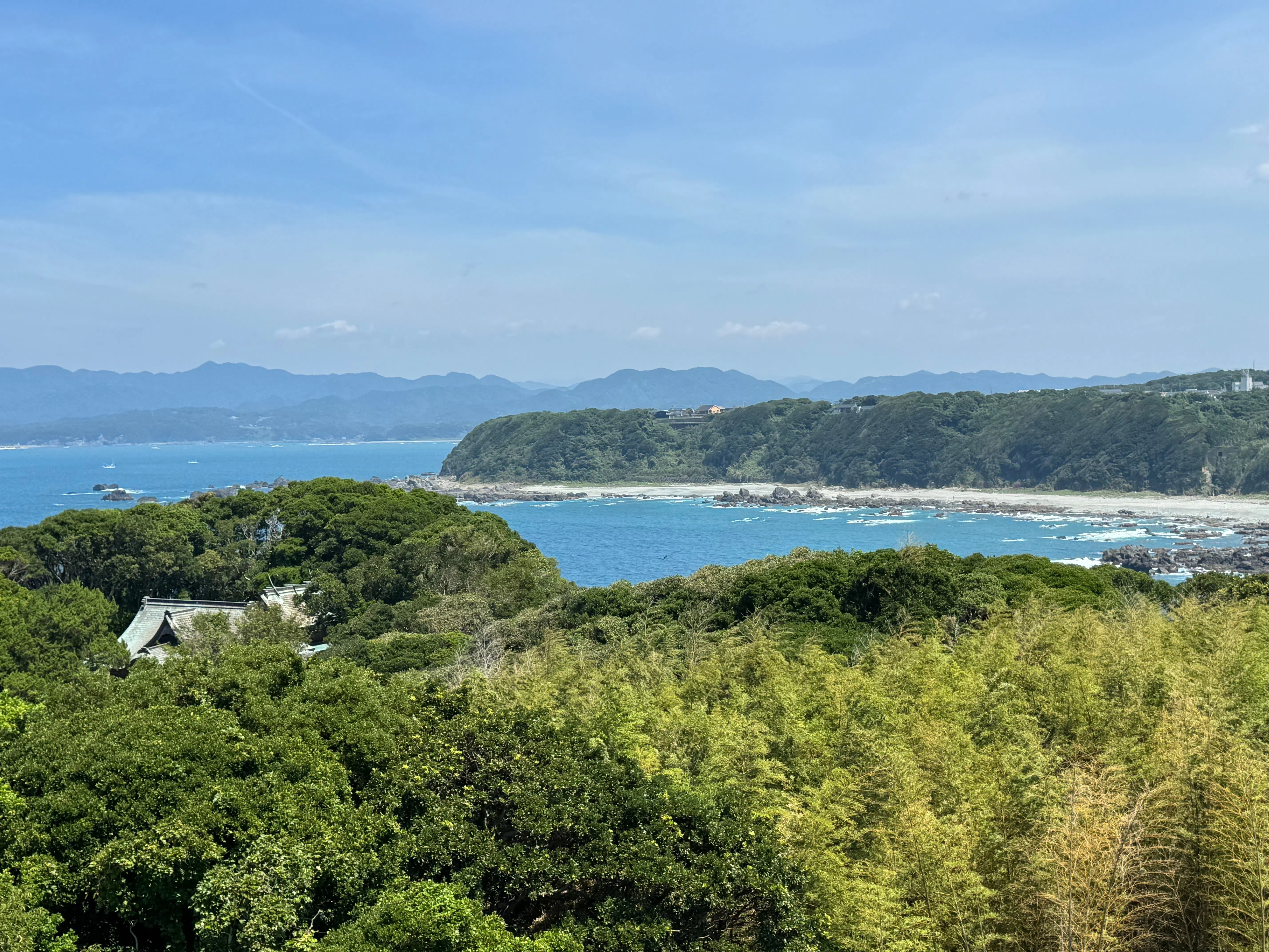从潮岬灯塔上眺望纪伊半岛，树林中隐约可见潮御崎神社。（陈煜摄）