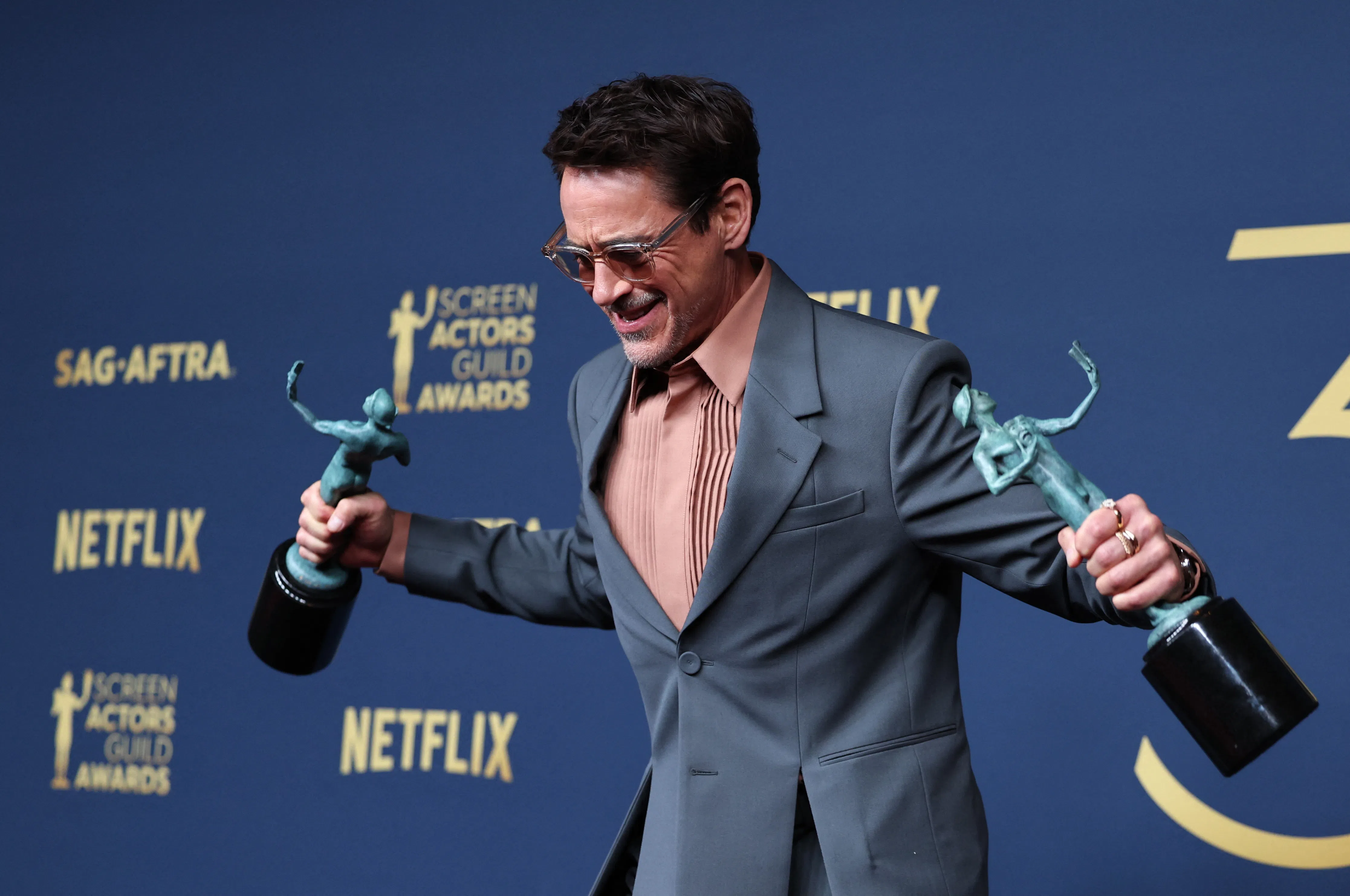 Robert Downey Jr.拿下最佳男配角后对摄影师摆出搞怪甫士。 （路透社）