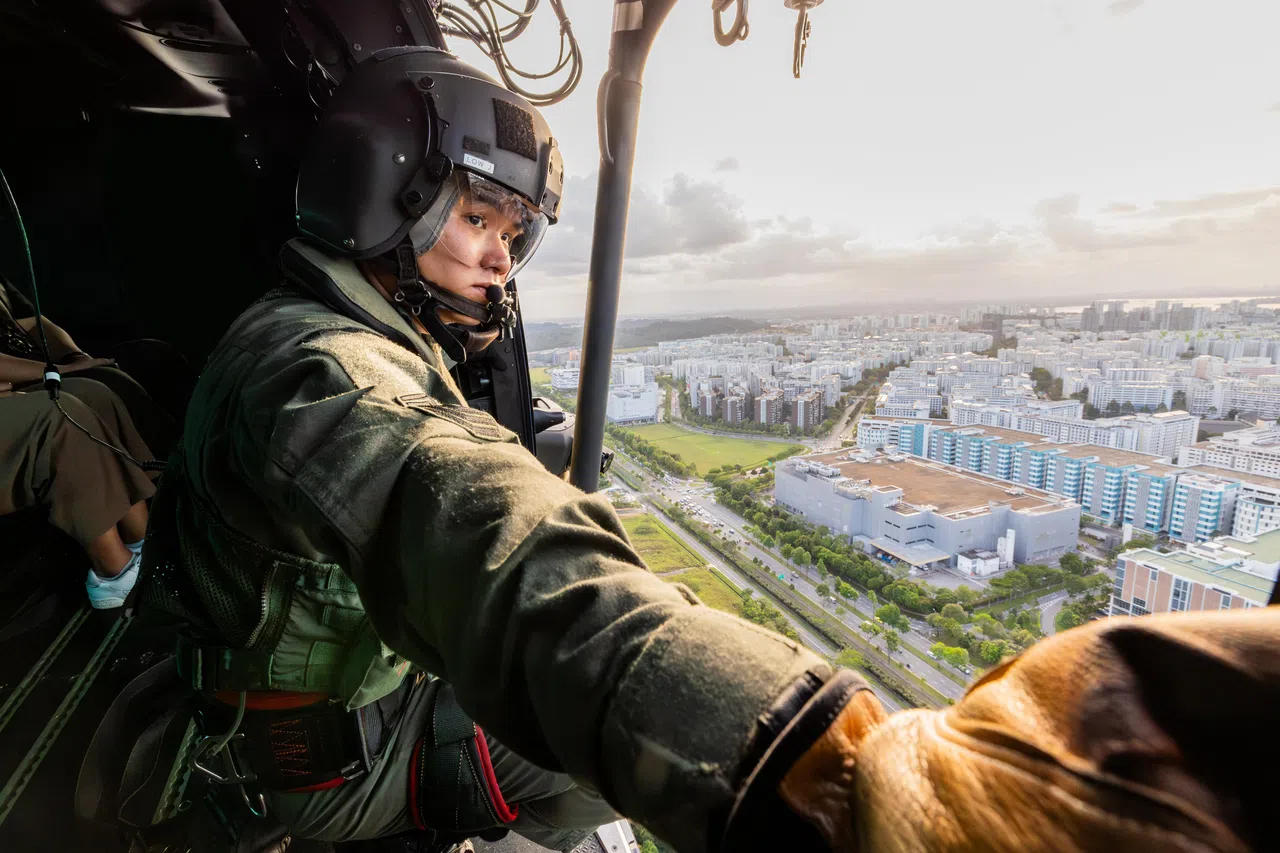 飞行返航途中，空勤专业军士刘锦峰上士长观察着远方。（吴先邦摄）