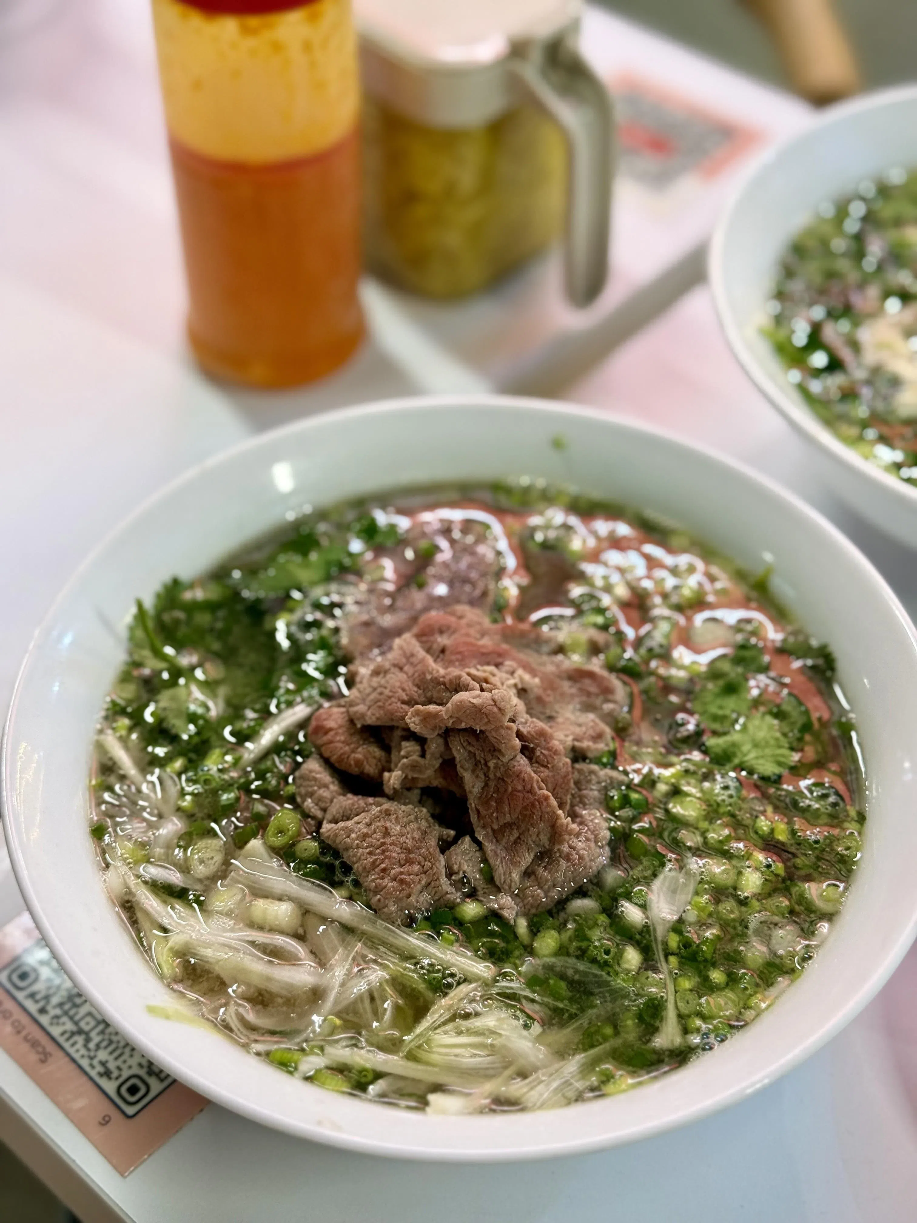 主打北越风味美食的越式面馆Super Ngon，所售卖的牛肉河粉汤头甘甜清澈，牛肉片嫩滑鲜美。（叶晓虹摄）