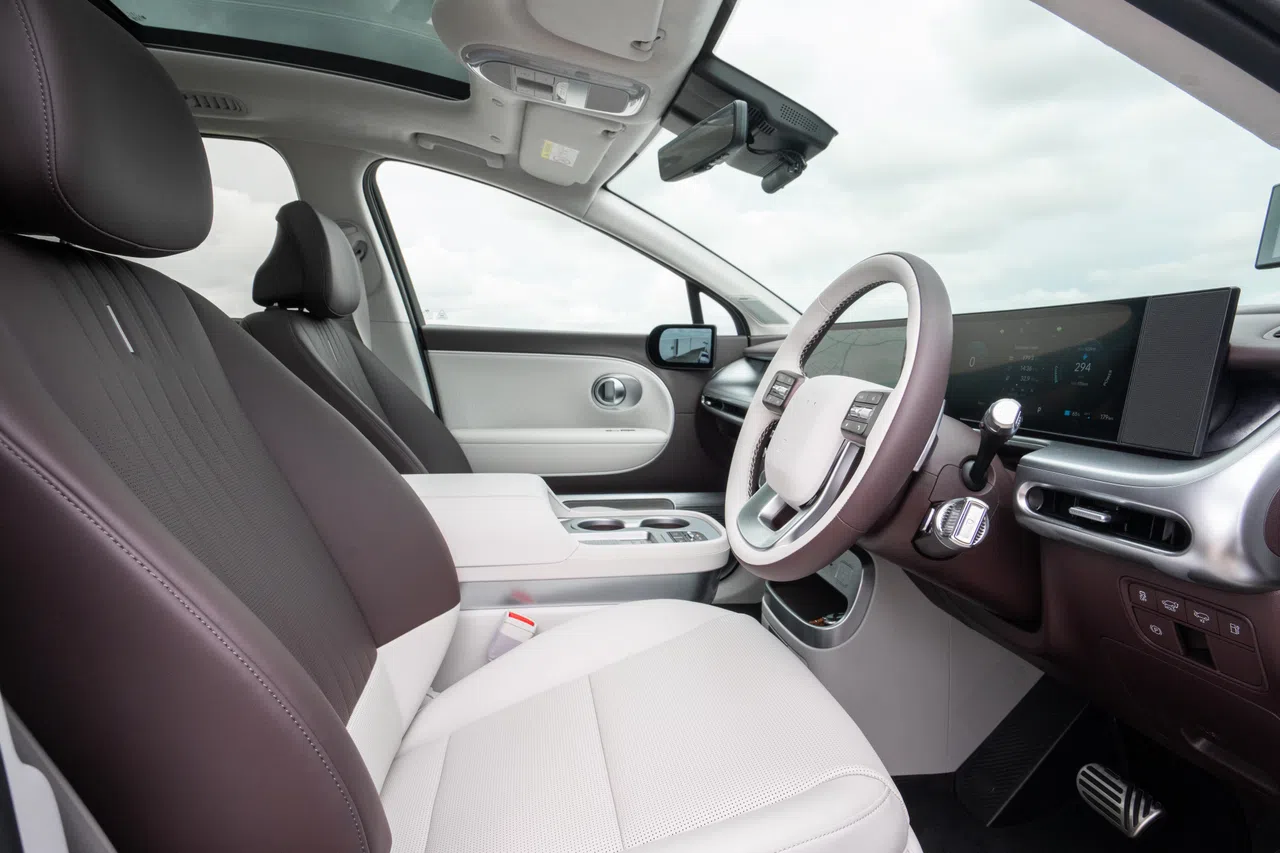 内饰设计简约舒适，配备两块12.3英寸屏幕。（车商提供）