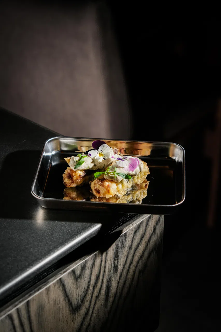 酥脆的海苔炸魔鬼鱼搭配希腊酸奶与蛋黄酱调制的青柠奶油，增添清新口感。（餐馆提供）