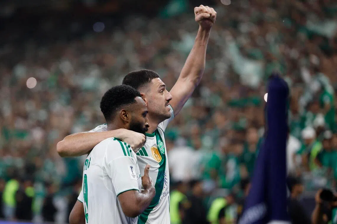 布利坎（左）攻入全场唯一进球，让阿赫利在10人作战的情况下卫冕成功。（路透社）