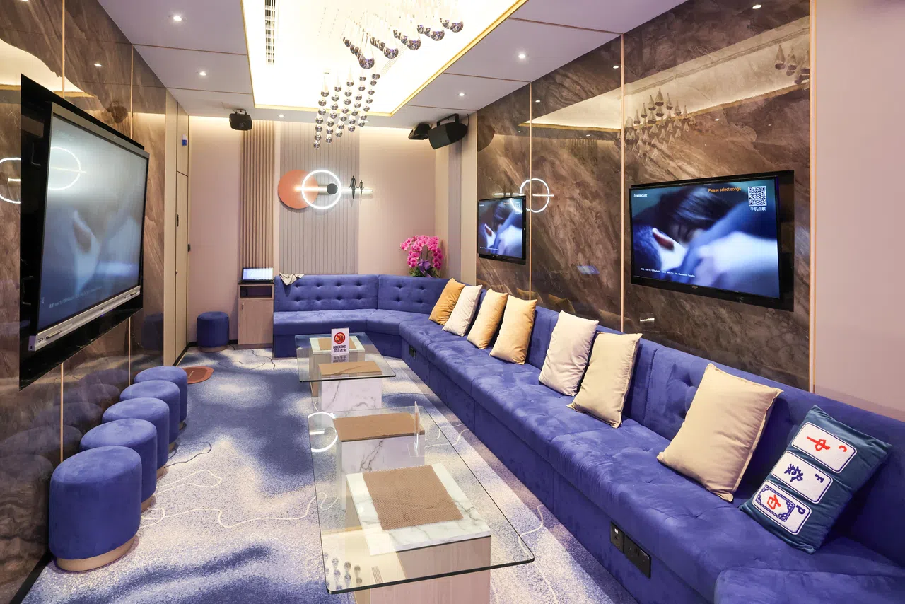 宽敞舒适的知音阁卡拉OK娱乐室，为三水会馆会员提供唱歌和交流感情的场所。（陈斌勤摄）