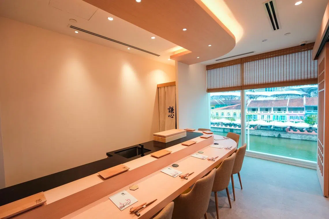 餐馆面向新加坡河，大片落地玻璃窗让空间随着昼夜转换展现不同氛围。（餐馆提供）