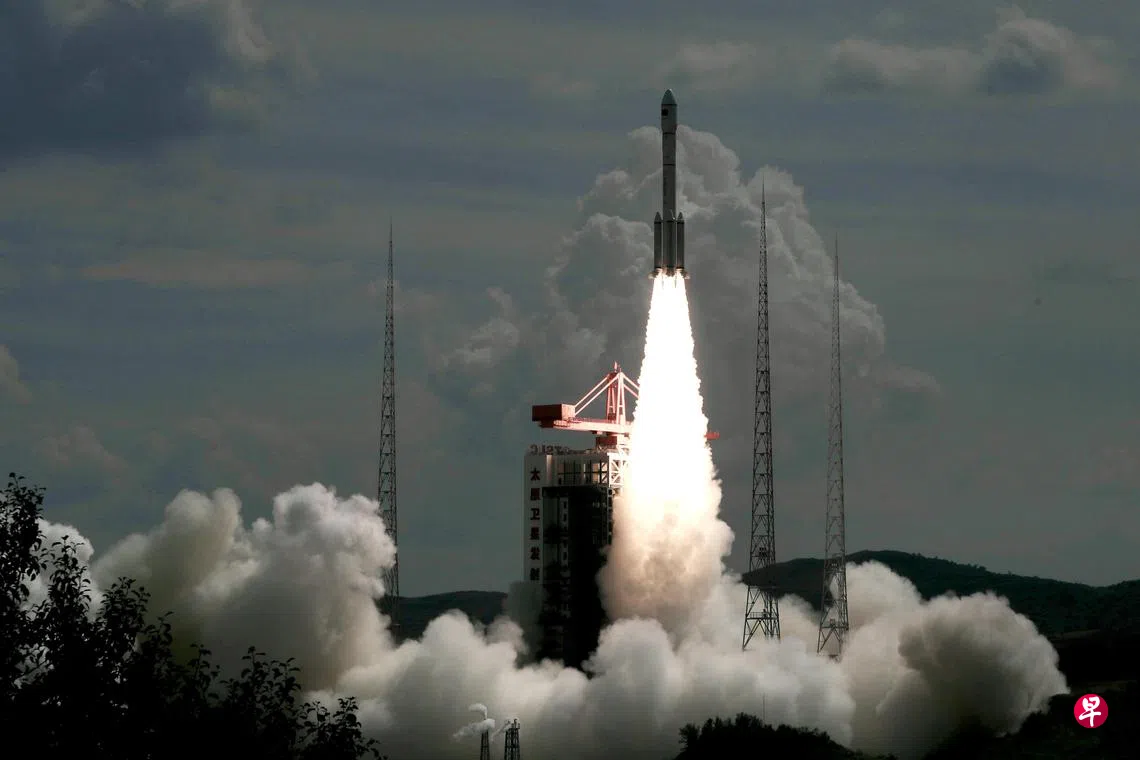 中国发射首批18颗低轨卫星与美SpaceX星链竞争| 联合早报