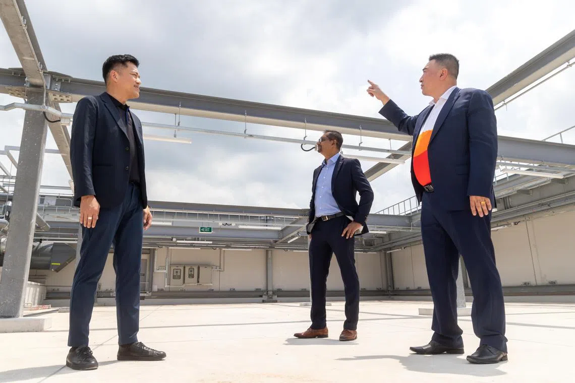 榜鹅数码园区将部署太阳能板，每年可生产超过3000兆瓦时的电力。裕廊集团新区发展署总署长刘政彤（左起）、Univers交付和解决方案主任查希尔·西迪克（Zahir Siddique），以及和光电力业务发展副总经理林伟杰，在园区第一阶段的Tower 86屋顶讨论太阳能板的安装地点。（吴先邦摄）