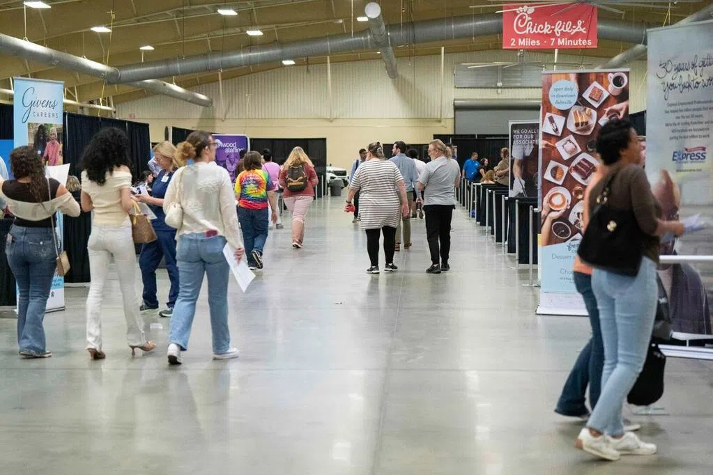 就业市场严峻 欧美年轻人继续深造求突围