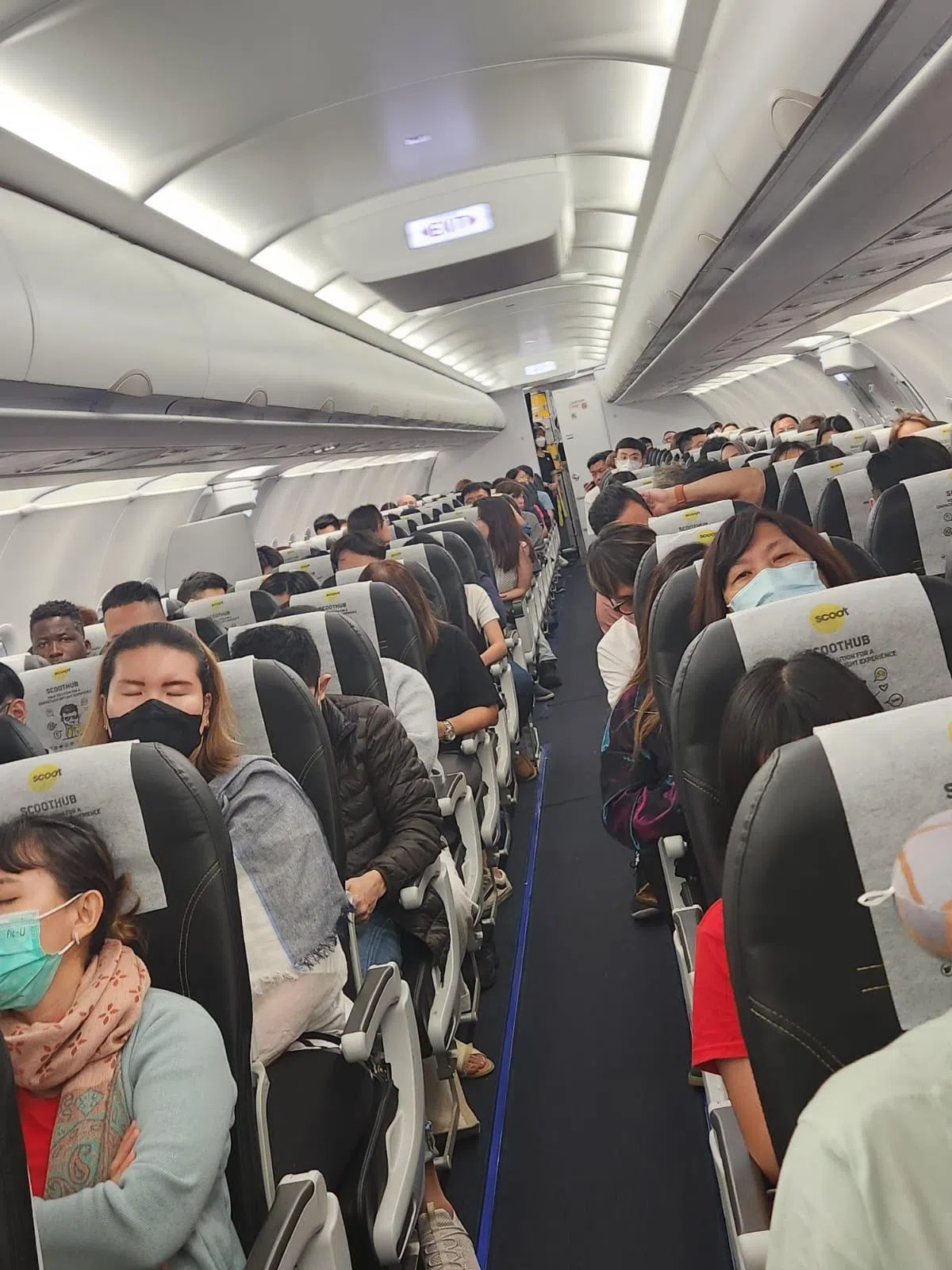 酷航停在乌塔保机场长达三个小时，乘客声称期间酷航没有提供任何的食水，甚至不让乘客购买食物和饮料。（读者提供）