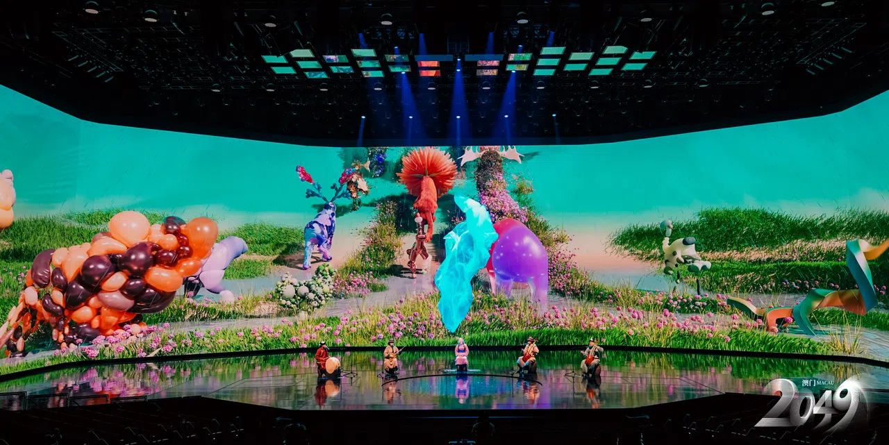 蒙古歌者在表演“呼麦”时，背景屏幕播出万兽大迁徙的影像，视觉效果让人惊叹。（美高梅提供）