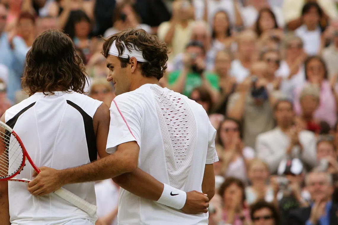 费德雷尔（右）在2006年温网决赛击败纳达尔（左）夺冠后相拥，两人多年来惺惺相惜，场上是对手，场外是知己。（法新社档案照片）