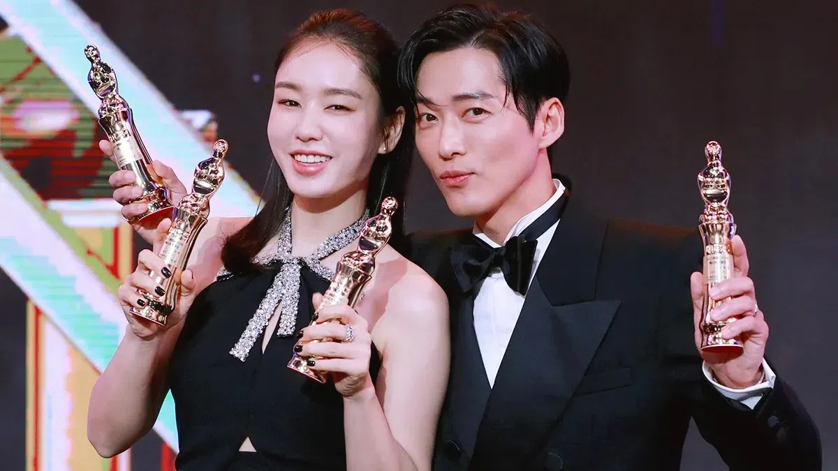南宫珉与《恋人》搭档安恩真（左）也获颁最佳情侣奖。（互联网）