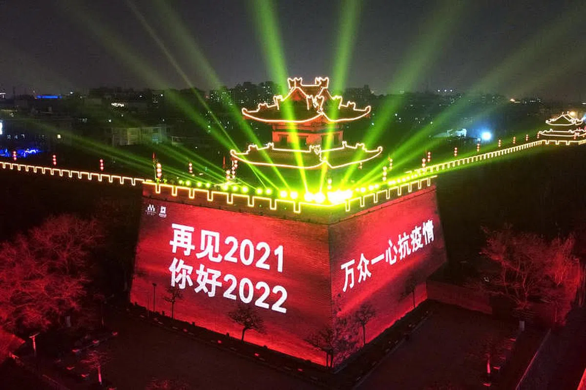 西安城墙东南角上月31日举行光影秀，祝福新的一年。（中新社）