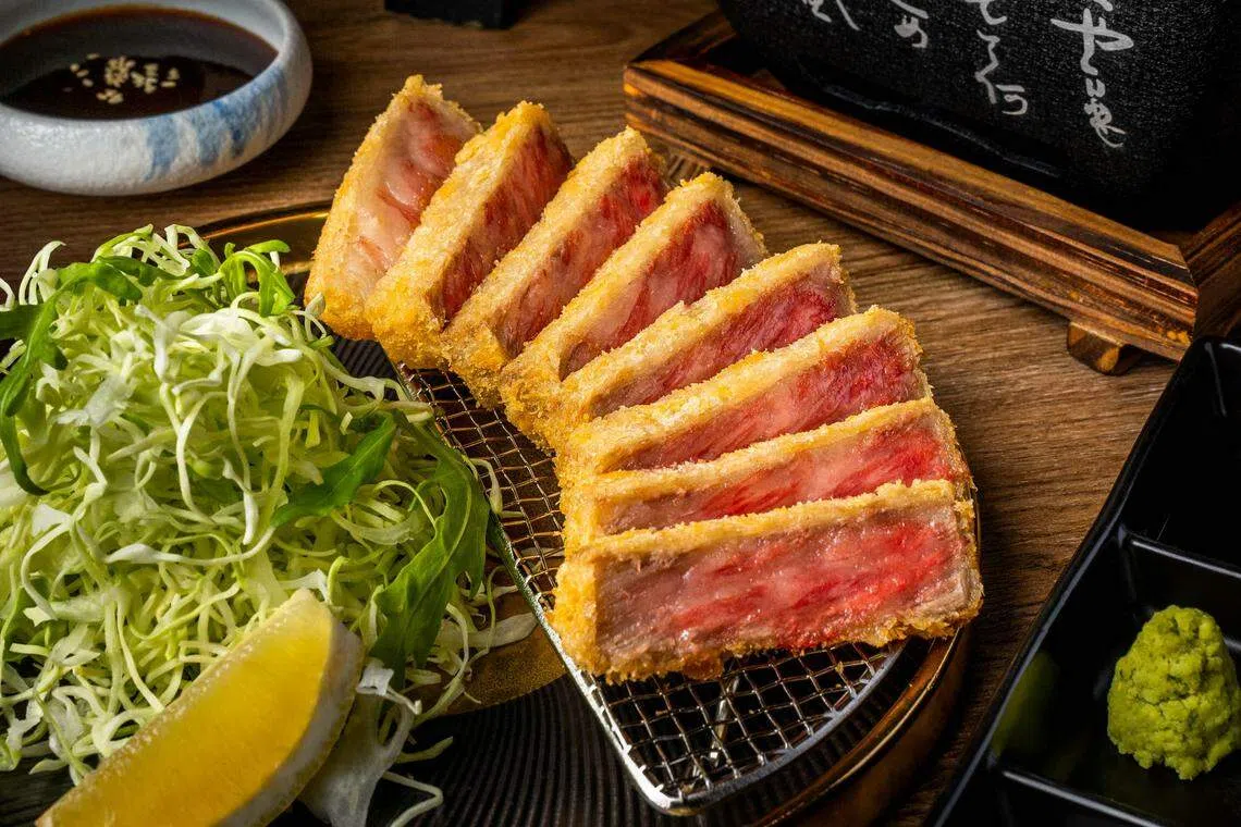 来自日本宫崎的A4和A5级炸牛排，食客可自己放在热石上烤至刚好熟度。（餐馆提供）