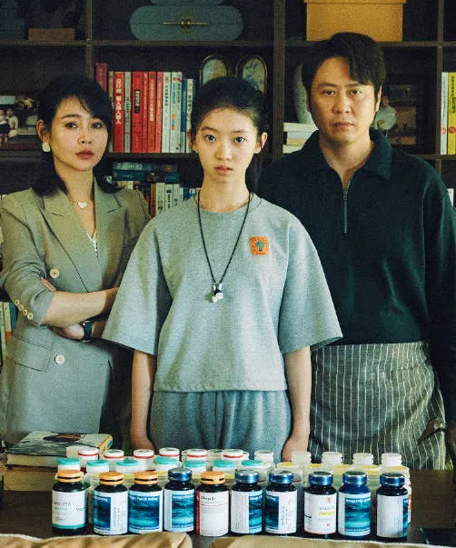 贾笑涵（中）饰演的姜筱洁，妈妈强势，爸爸懦弱，导致她性格有些扭曲。（取自剧集微博）