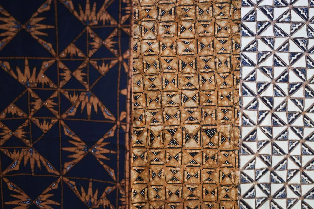 李楚琳钟爱这款沙漏图的“Slobog”峇迪图案纱笼。 