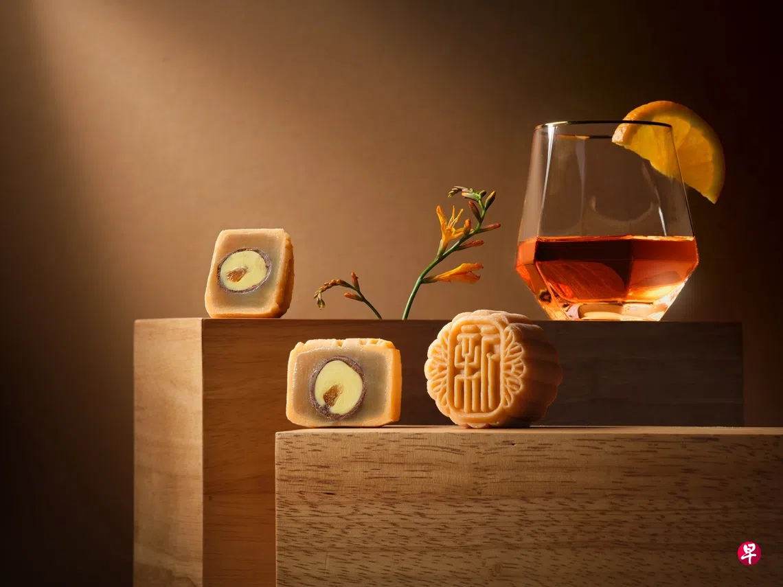新故乡酒楼推出新口味橙橘威士忌迷你月饼。 （酒店提供）