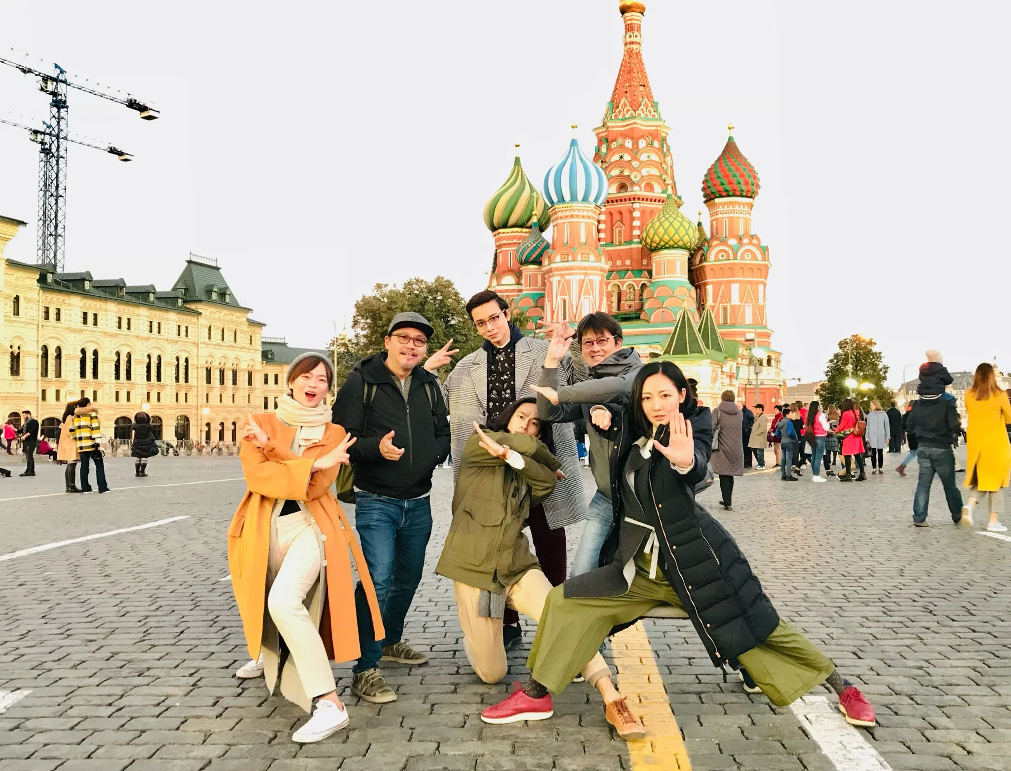 周伟堂（后排右）与《北京到莫斯科》导演罗胜（后排左）和演员们在莫斯科合影。（受访者提供）
