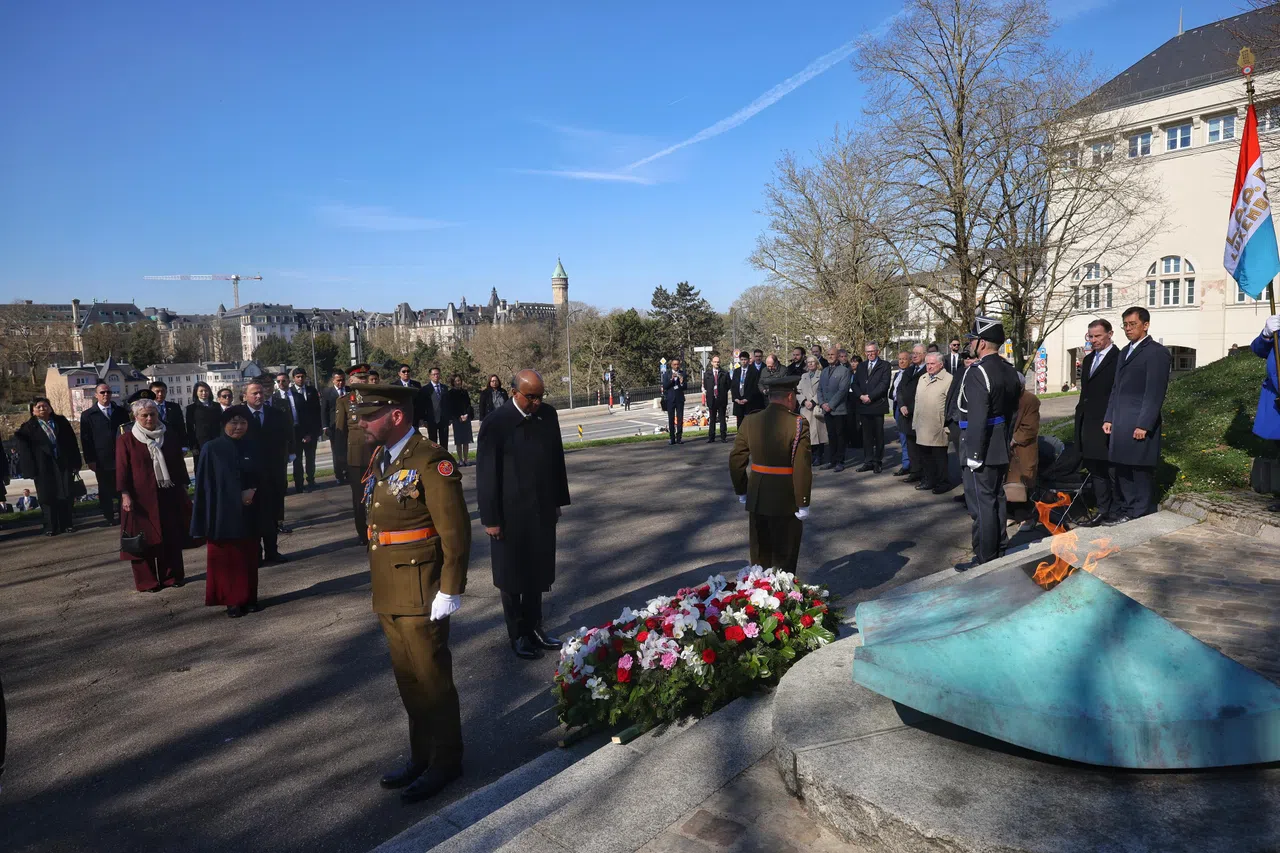 尚达曼总统（面向花圈者）在卢森堡国家纪念碑敬献花圈。（海峡时报）