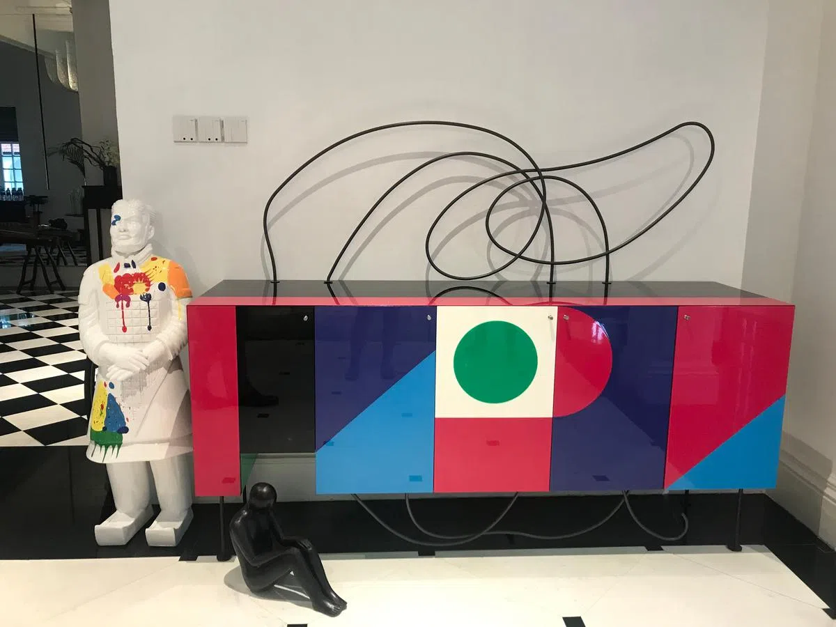 Rosezita夫妇展示意大利三位名家合作的彩色漆木橱柜家具。（黄向京／摄影）