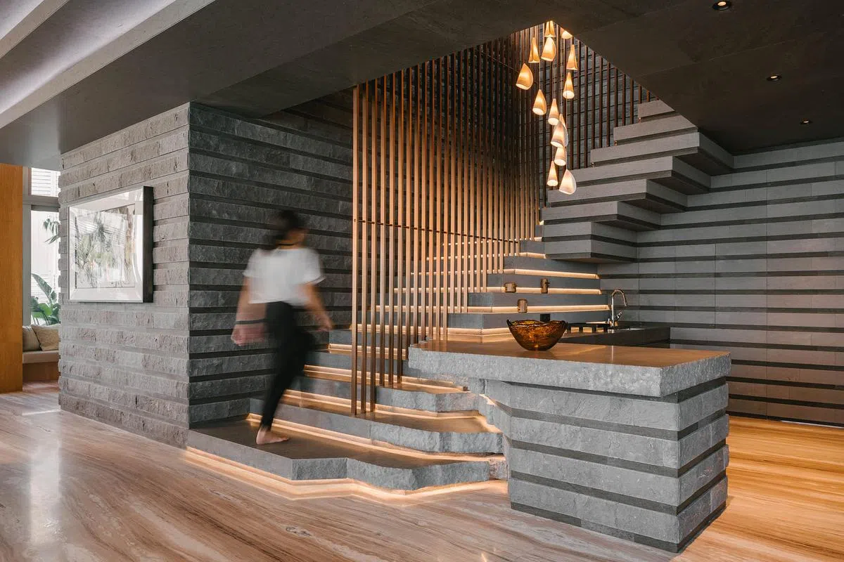 楼层之间的楼梯，材质为石头。（白继文摄）