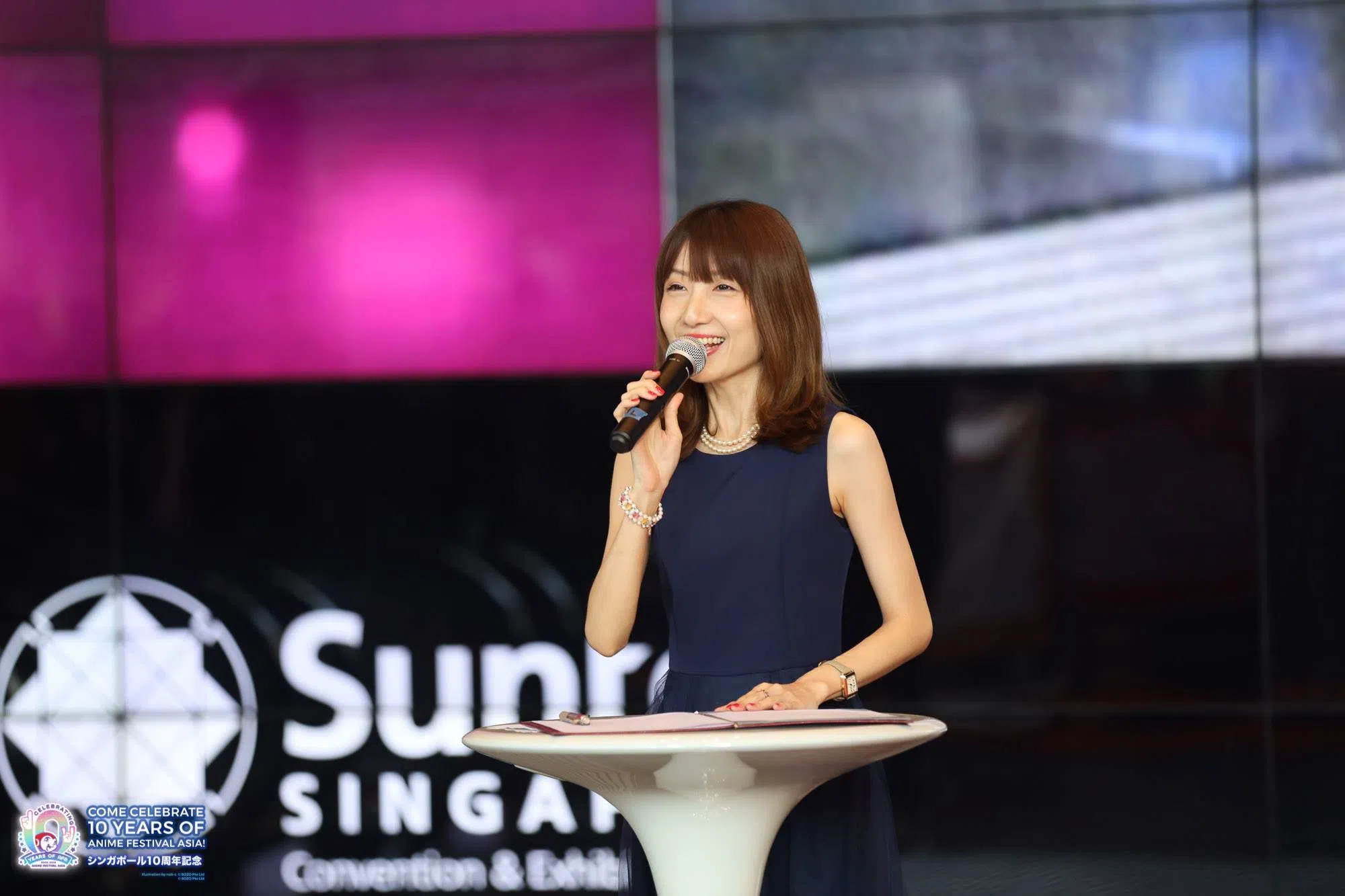 横井玲子除了做口译，也接下不少活动的主持棒。（受访者提供）